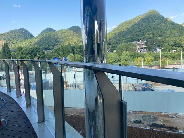 不銹鋼玻璃護(hù)欄生產(chǎn)廠家